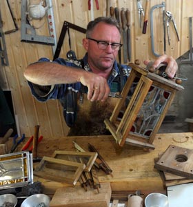 Endmontage der Zwickauer Holzlaternen